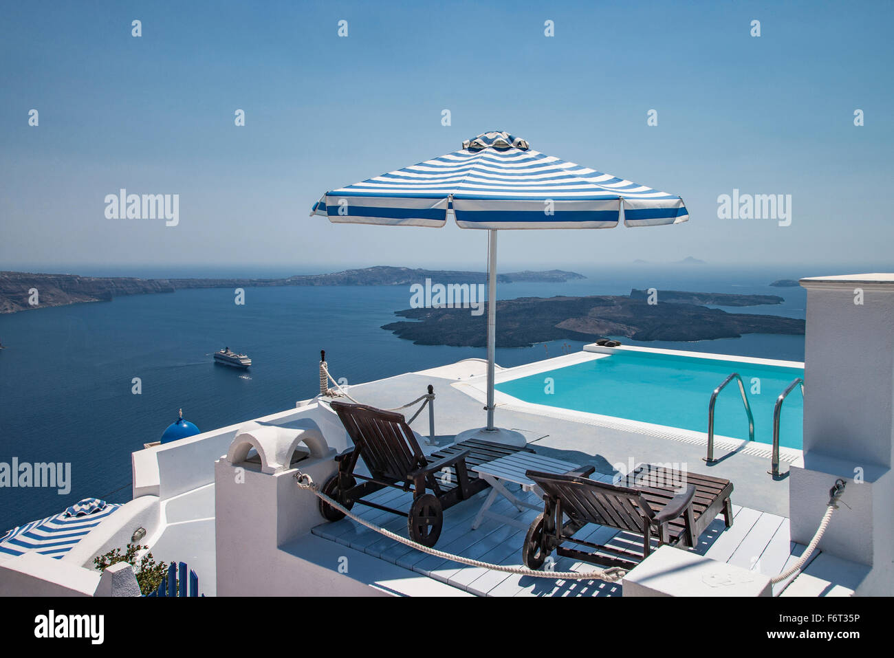 Gartenmöbel und Swimmingpool auf Hügel Stockfoto