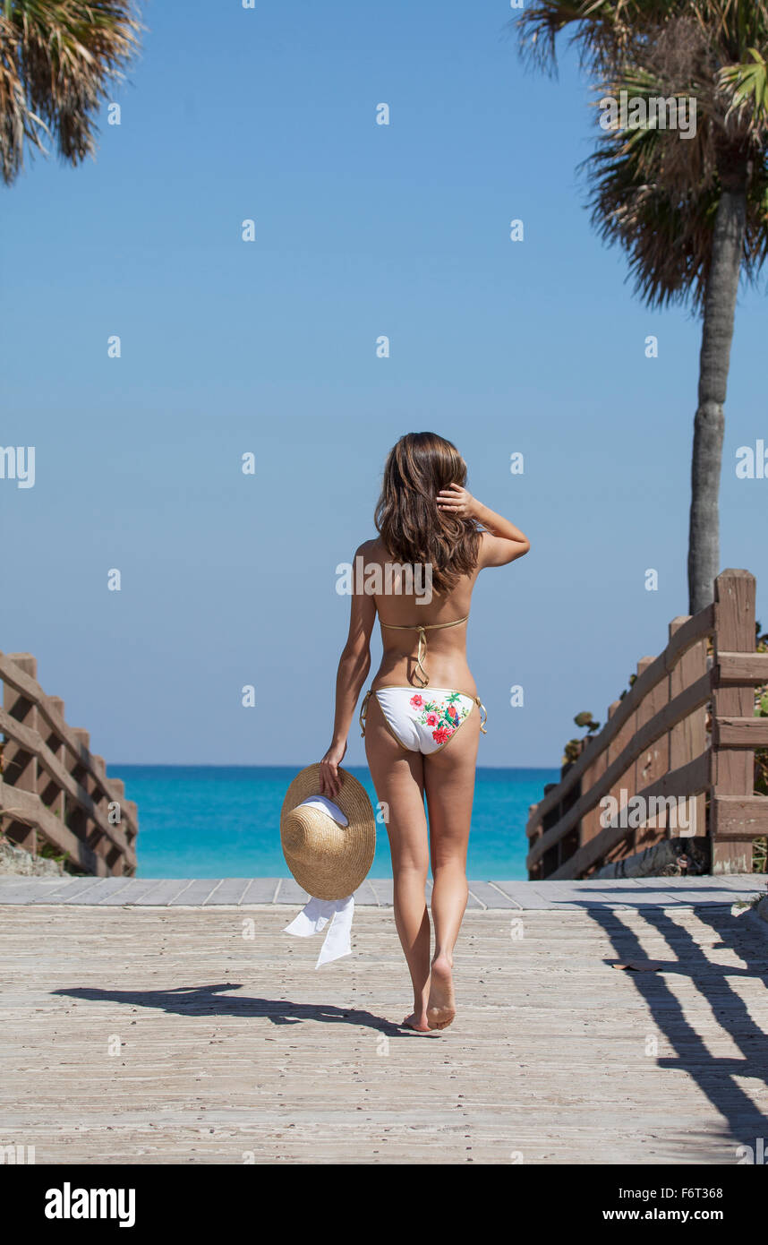 Kaukasische Frau tragen Bikini im freien Stockfoto