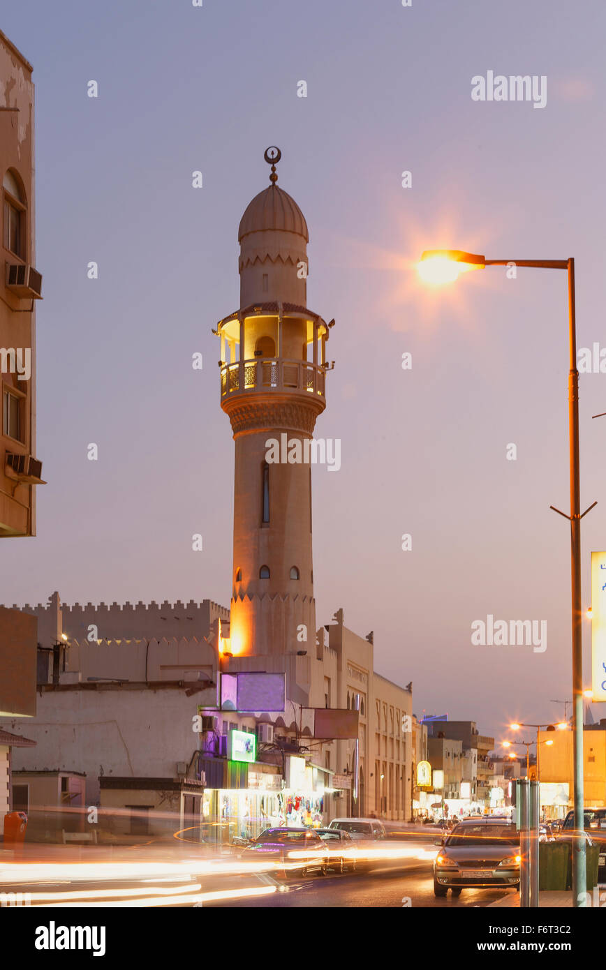 Time-Zeitraffer-Ansicht des Verkehrs unter Turm, Manama, Bahrain Stockfoto