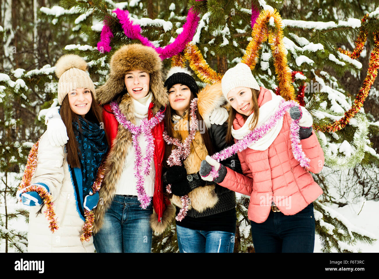 Kaukasische Mädchen spielen im Schnee Stockfoto