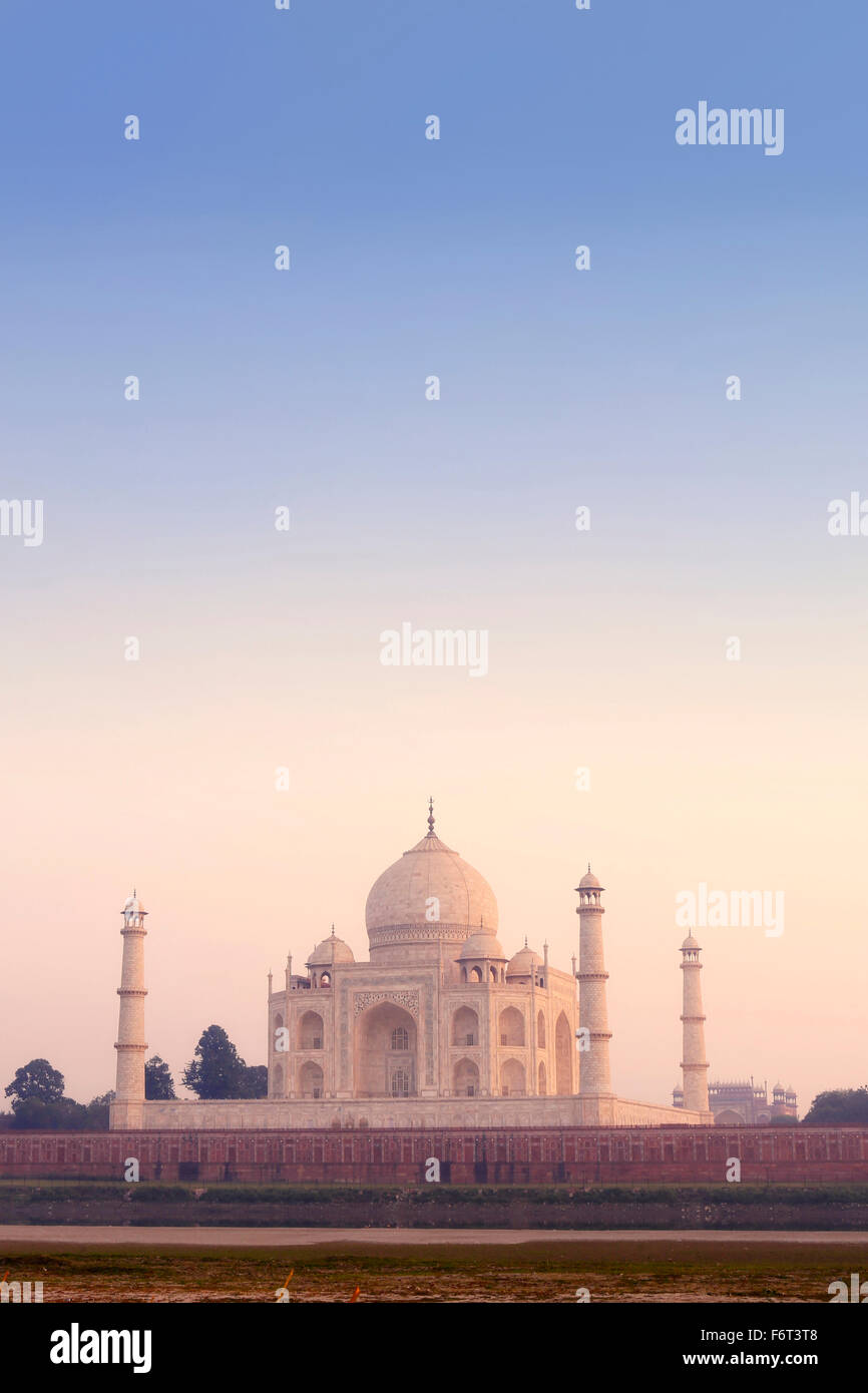 Taj Mahal unter trüben Himmel, Agra, Uttar Pradesh, Indien Stockfoto