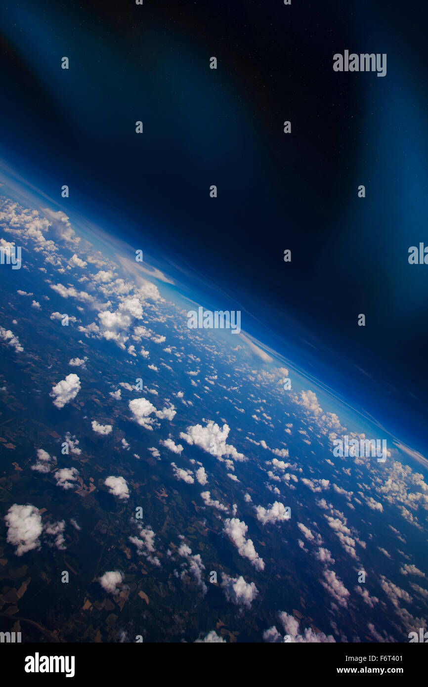 Wolken in der Atmosphäre der Erde aus dem Weltraum betrachtet Stockfoto
