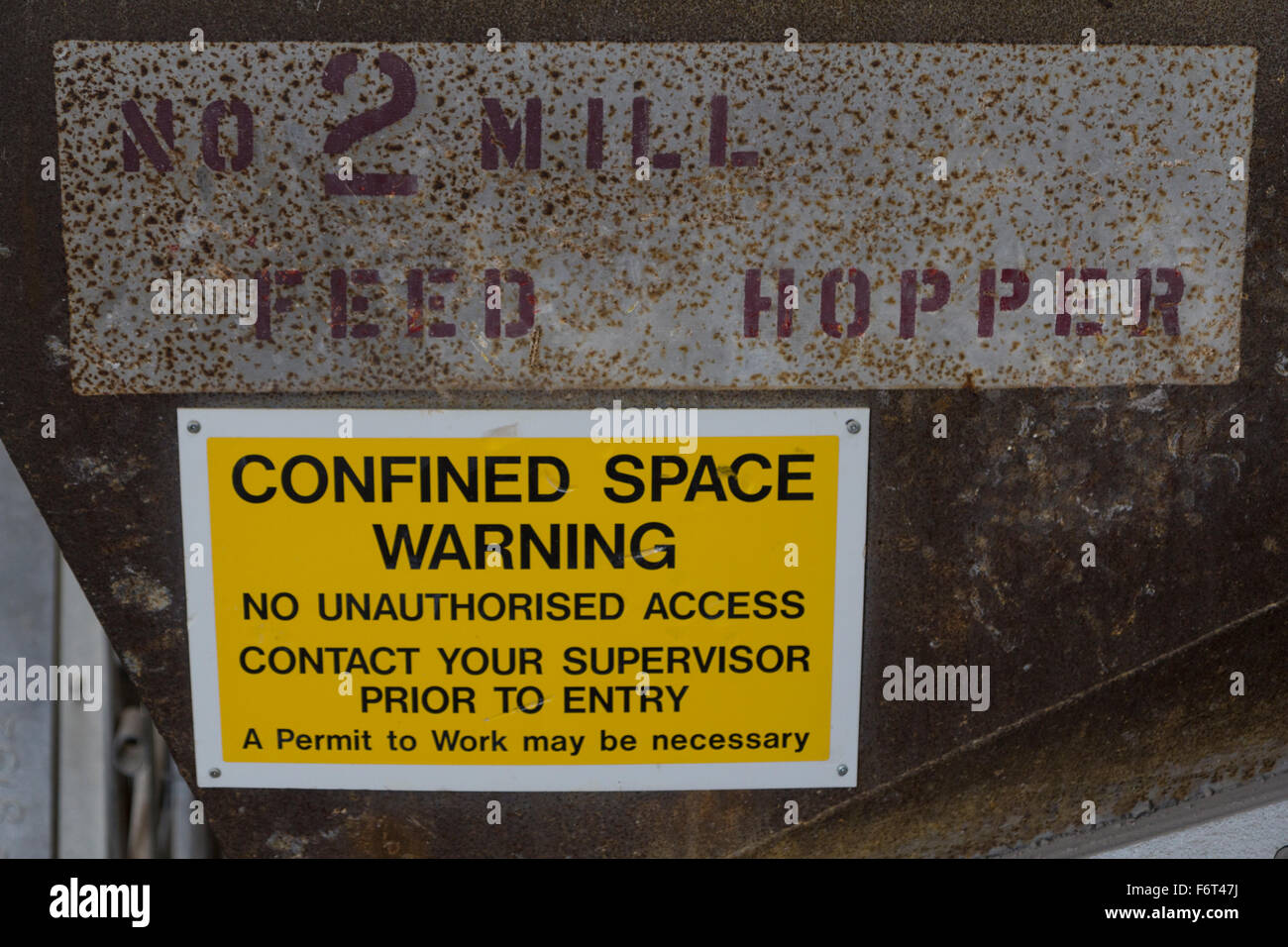 Einen begrenzten Raum Warnschild an einem Industriellen mill Hopper Stockfoto