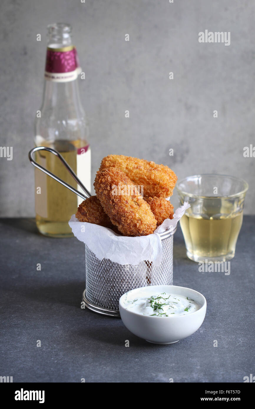 Kartoffel-Käse-Kroketten mit Joghurt-dip Stockfotografie - Alamy