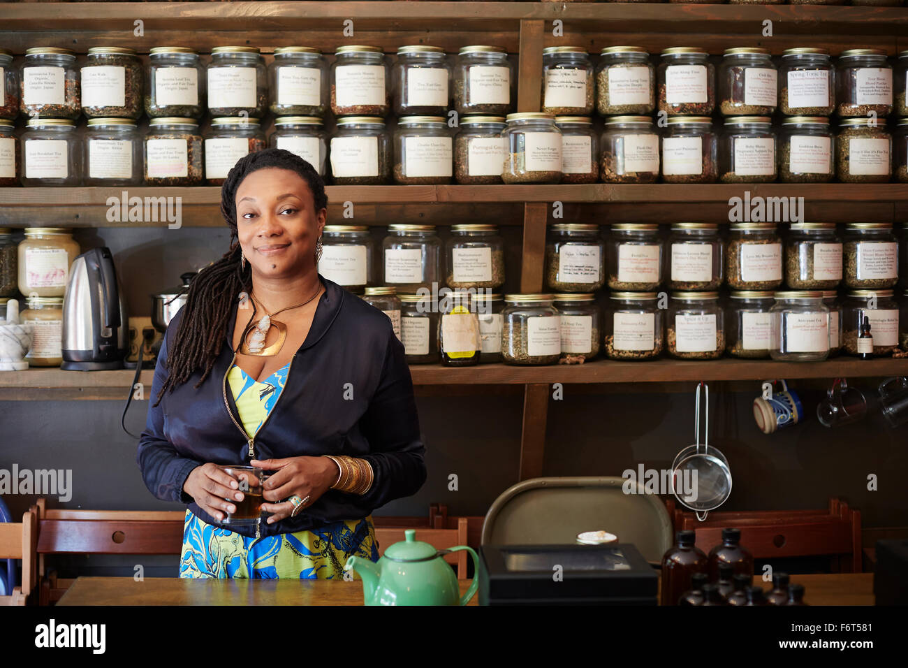 Schwarze Frau trinken Tee im Teeladen Stockfoto