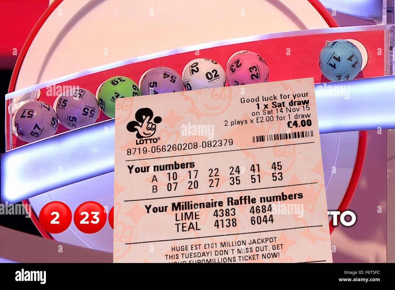 Überprüfung der Lottoschein gegen nationale Lotterie Programm im Fernsehen Stockfoto