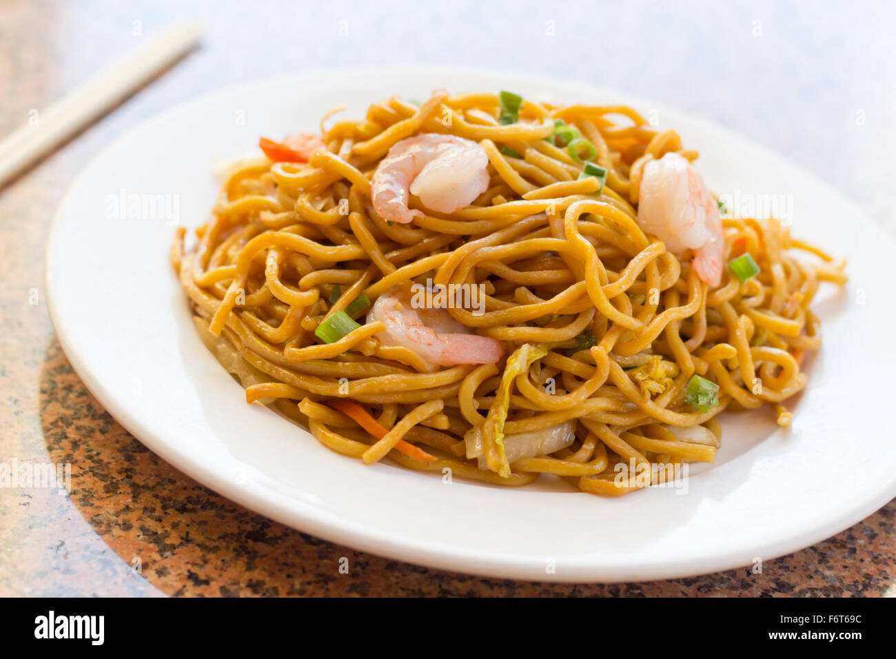 Leckeres chinesisches Essen, Shrimp Lo Mein unter Rühren braten Stockfoto