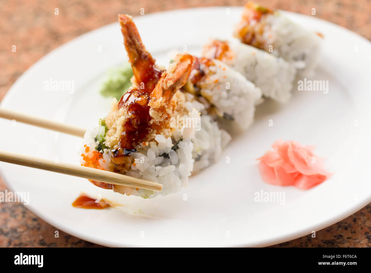 GarnelenTempura AvocadoSushiRolle mit süßen Sushi sauce