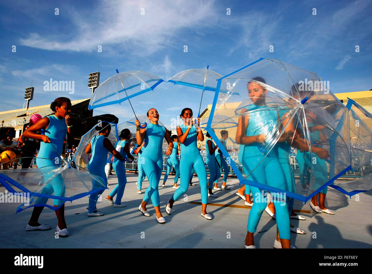 Mirim Samba Schule Präsentation 'Pimpolhos da Grande Rio' in Sambodrome im Karneval von Rio De Janeiro, Brasilien Stockfoto