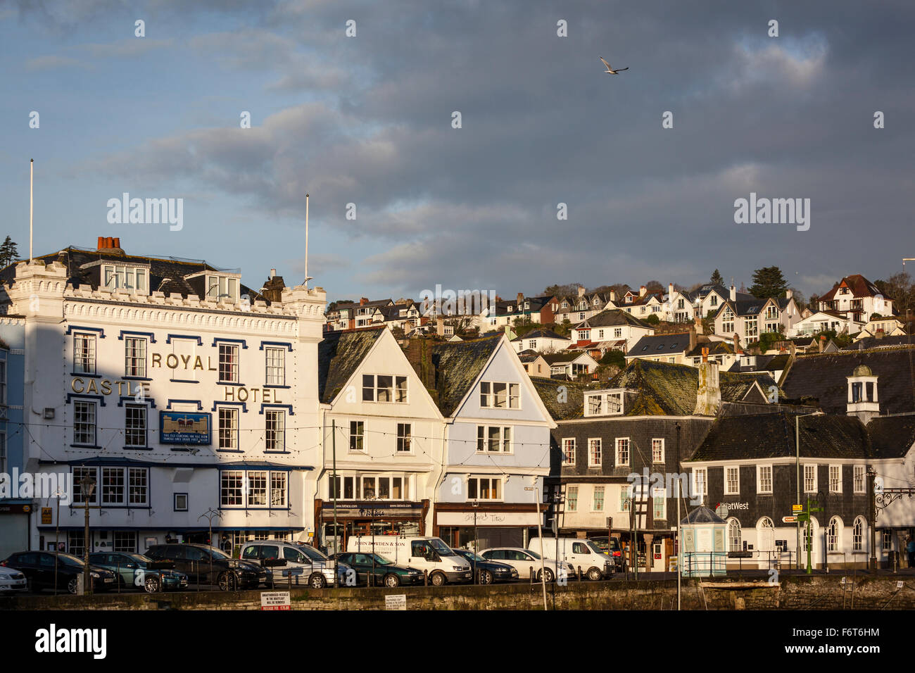 Wintersonne bescheint die Royal Castle Hotel und die umliegenden Gebäude am Kai in Dartmouth. Stockfoto