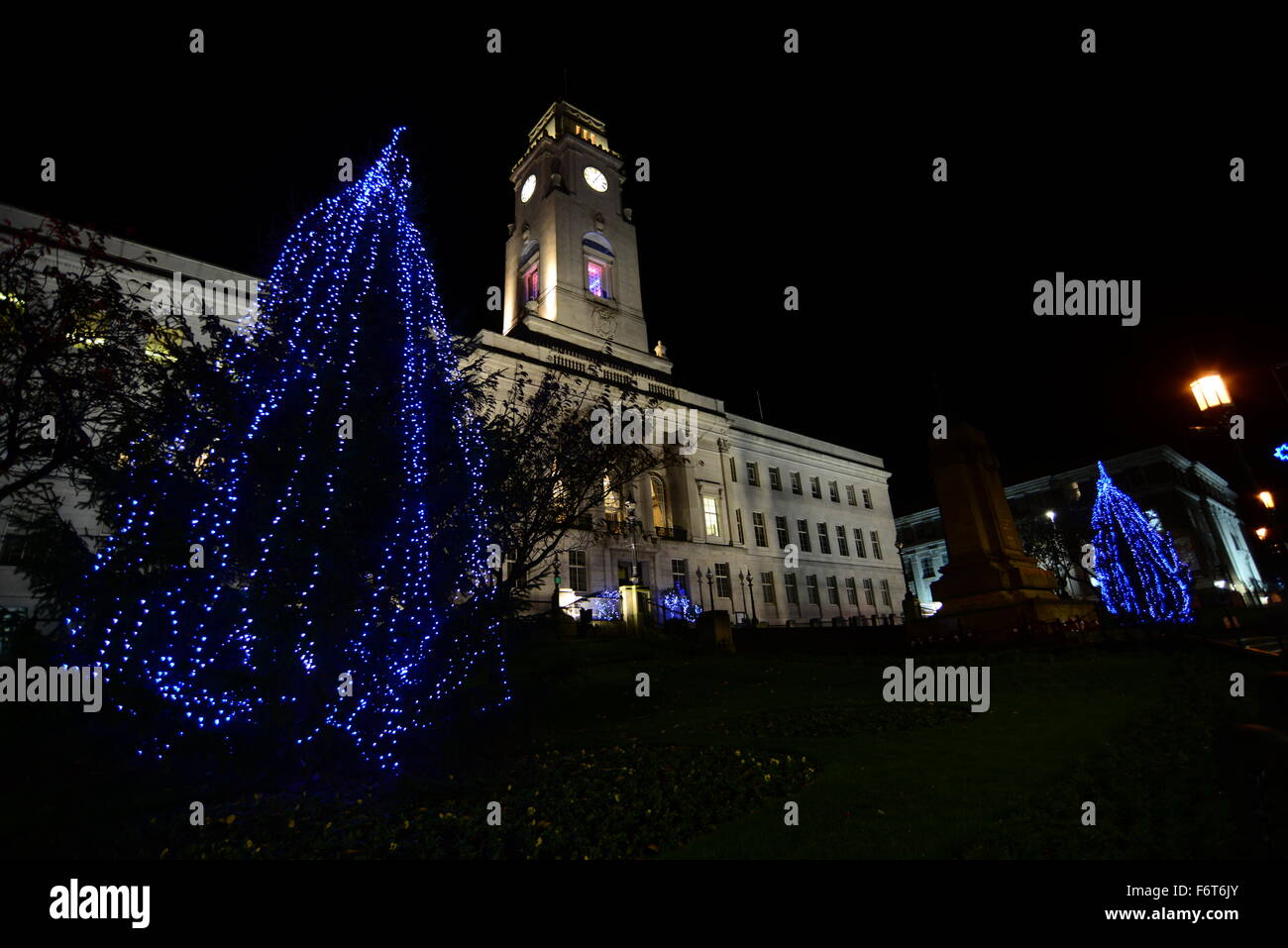 Weihnachtsbäume außen Barnsley Rathaus. Stockfoto