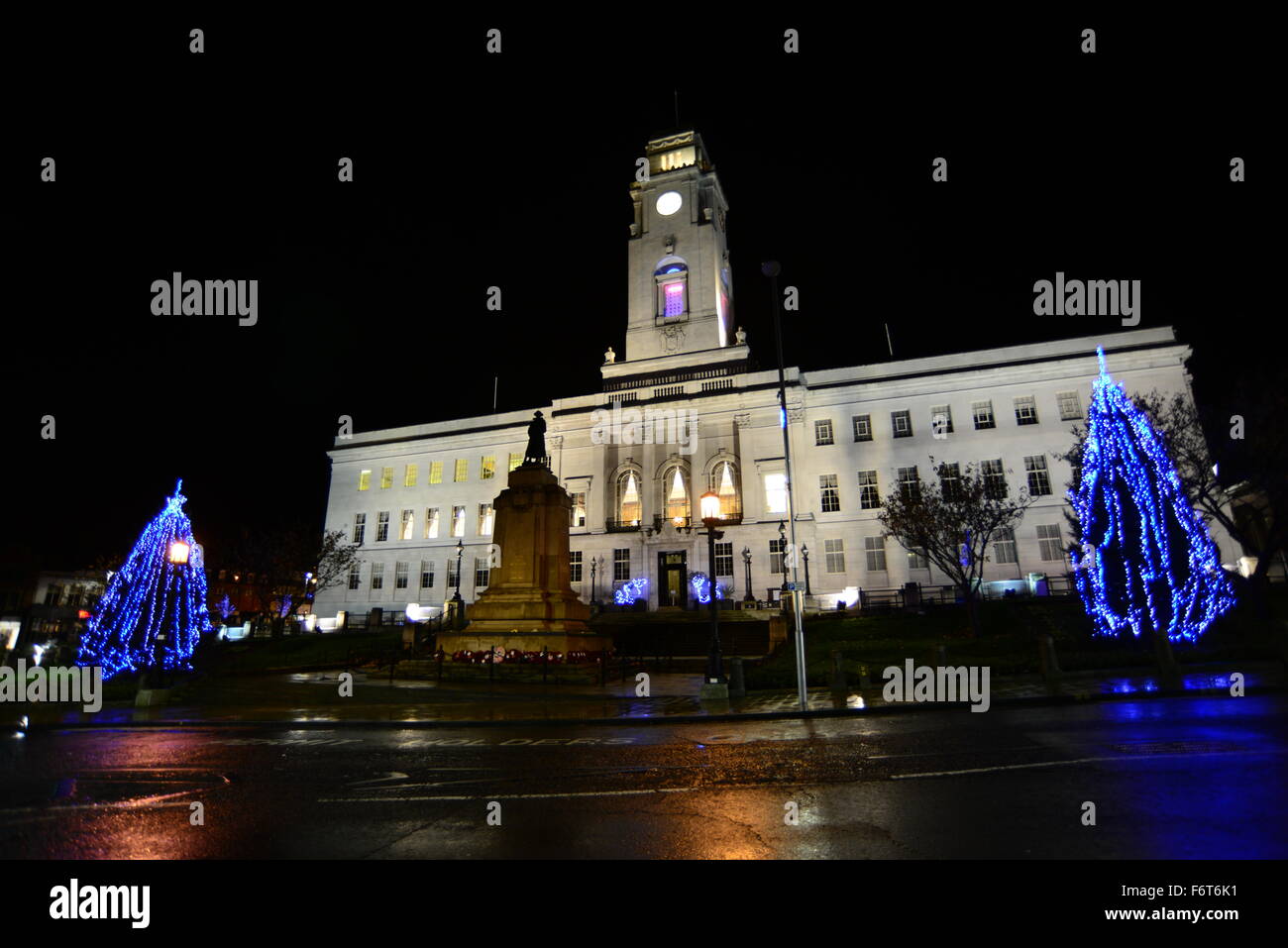 Weihnachtsbäume außen Barnsley Rathaus. Stockfoto