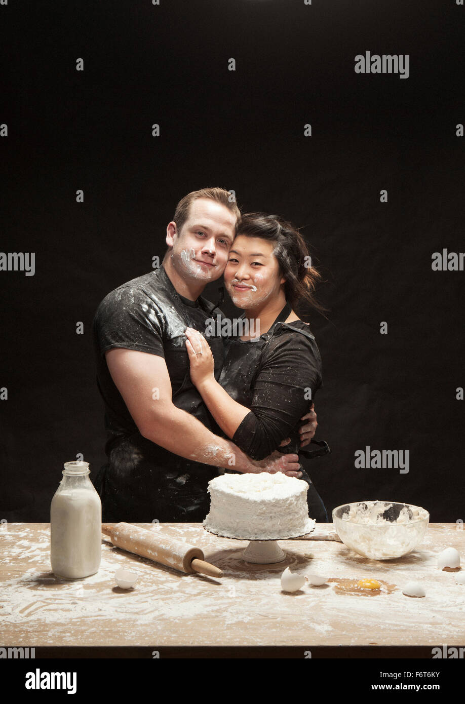 Chaotisch paar Kuchen backen Stockfoto