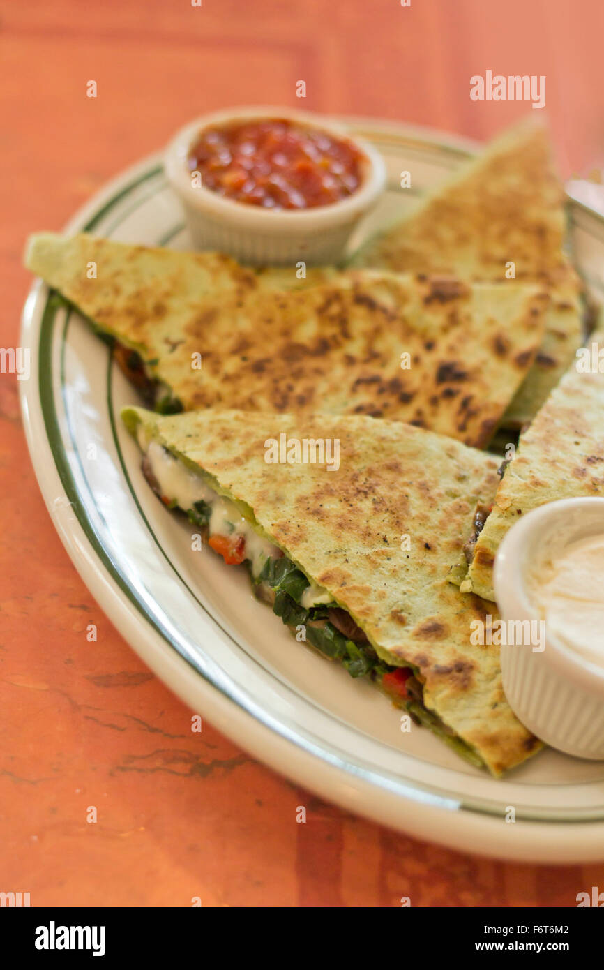 Beiträge Spinat Quesadilla in leckere Dreiecke geschnitten Stockfoto