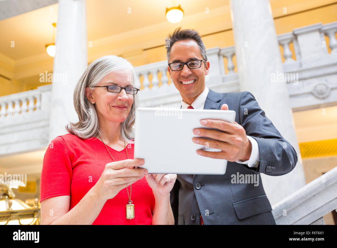 Geschäftsleute, die mit digital-Tablette im Gerichtsgebäude Stockfoto