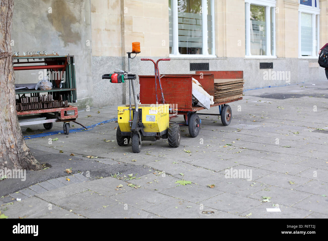 Eine Hand getrieben Schlepper für den Übergang zu Fuß geladen Trolleys der Markt stand Armatur und Beine etc.. Stockfoto