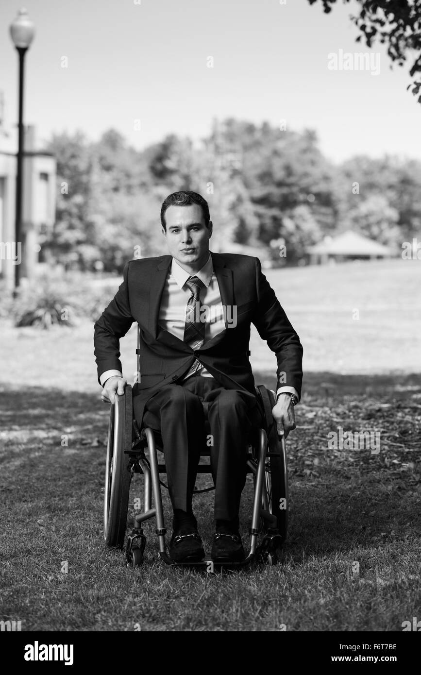 Querschnittsgelähmt Geschäftsmann im Rollstuhl in den park Stockfoto