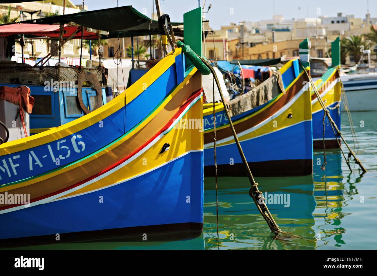 Traditionelle Fischerboote Luzzu, genannt vertäut im Hafen von Marsaxlokk, Malta Stockfoto