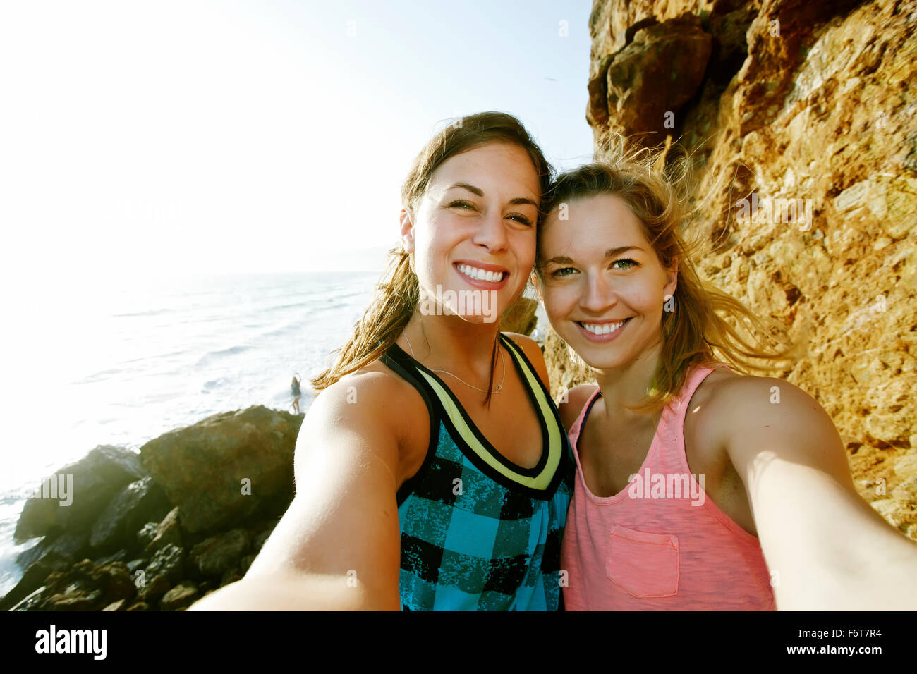 Frauen, die Selfie im freien Stockfoto
