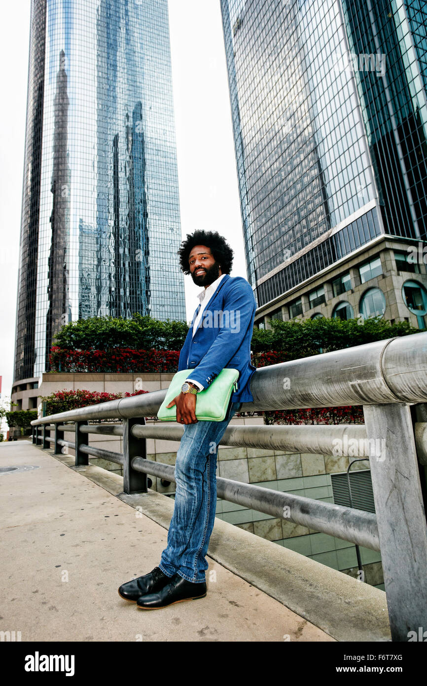 Gemischte Rassen Geschäftsmann hält digital-Tablette Stockfoto