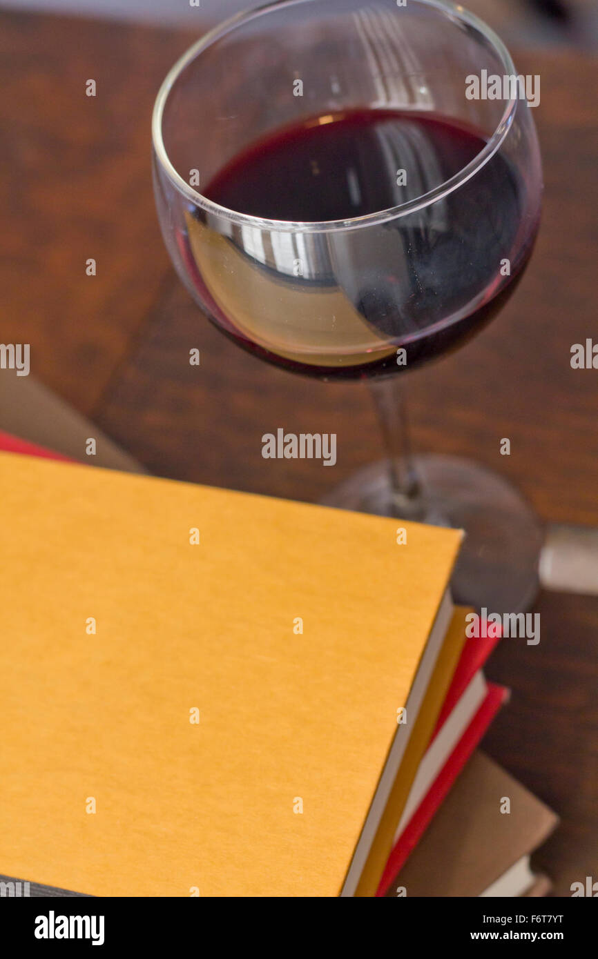 Glas Wein Stifte und Bücher in diesem Retro-kreatives Schreiben und suchen unter dem Motto Tischplatte Stockfoto