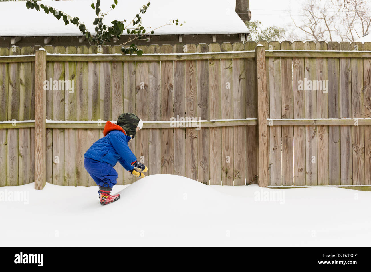 Kaukasische junge spielt im Schnee Stockfoto