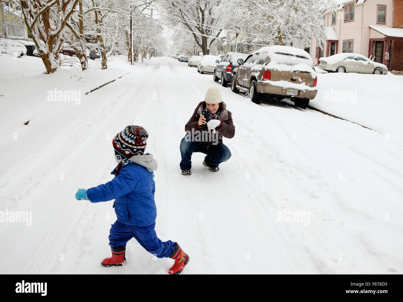 Kaukasische Mutter und Sohn spielt im Schnee Stockfoto