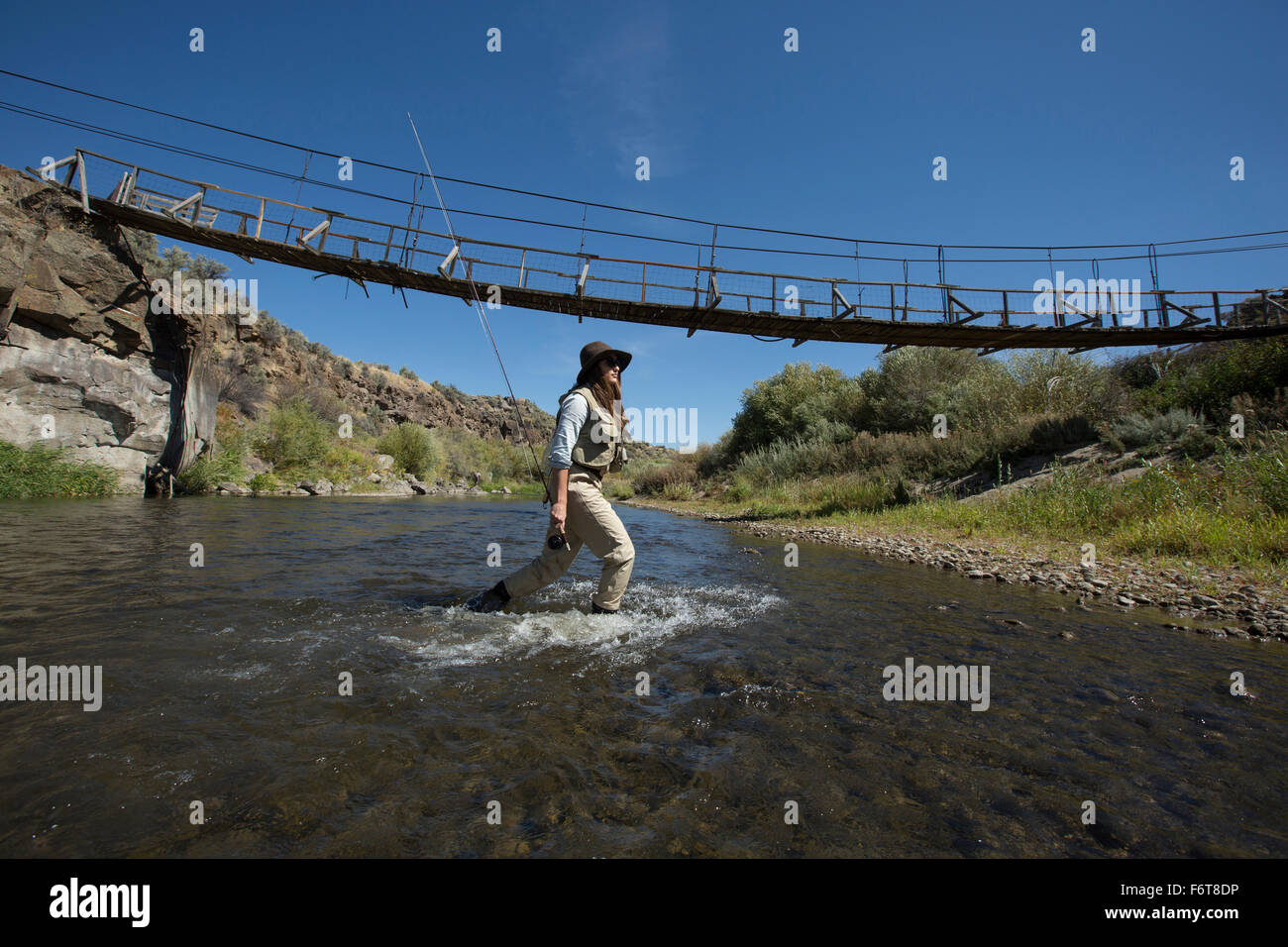 Kaukasische Frau im ländlichen Fluss angeln Stockfoto