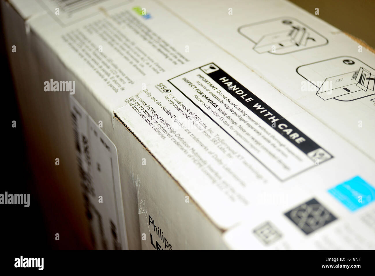 Ein Handle Pflege der Mitteilung über die Box von Philips 32' LED Flachbildfernseher. Stockfoto