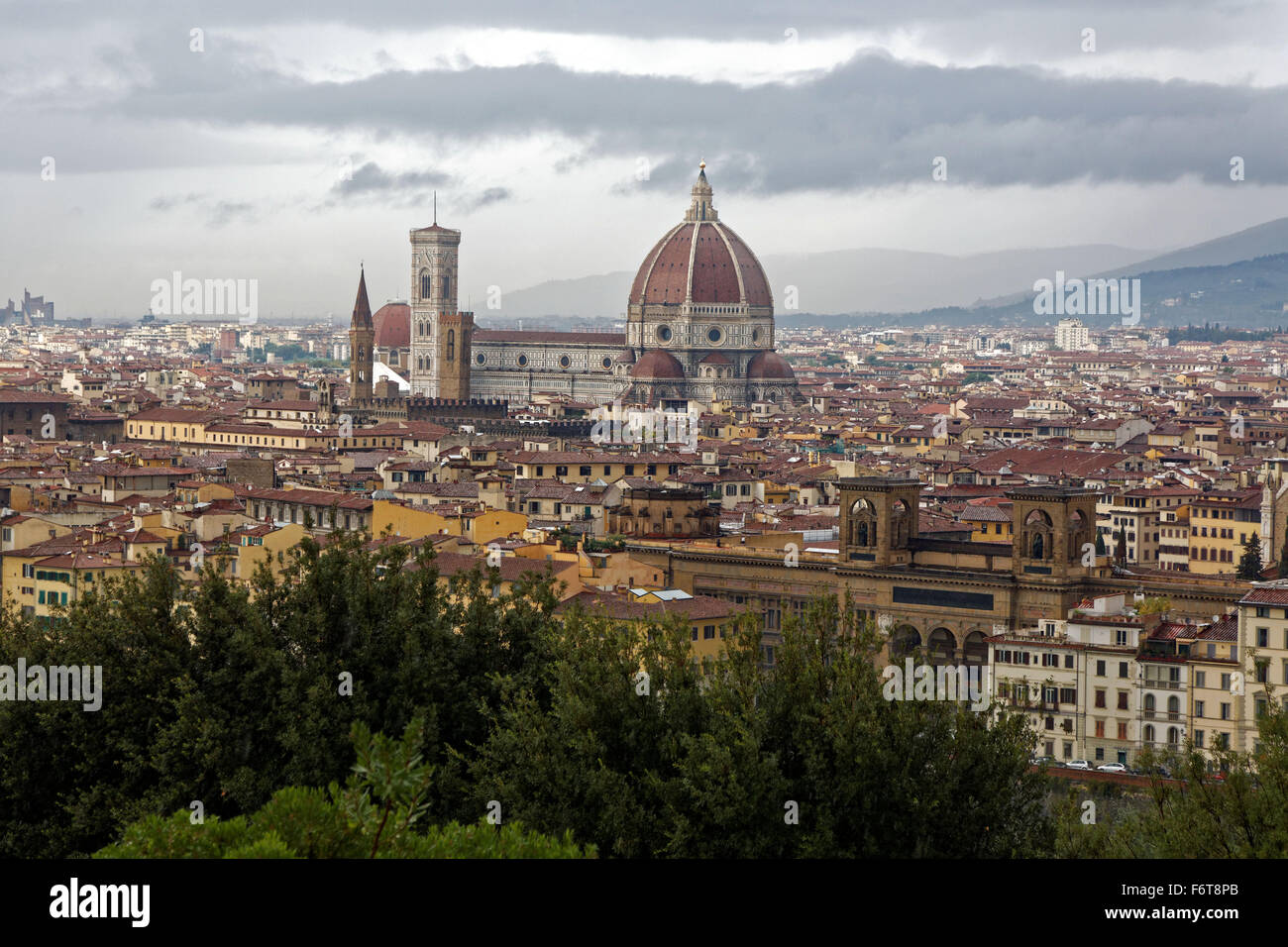 Der Duomo Cattedrale di Santa Maria del Fiore oder Kathedrale der Heiligen Maria der Blume dominiert die Skyline von Florenz Stockfoto