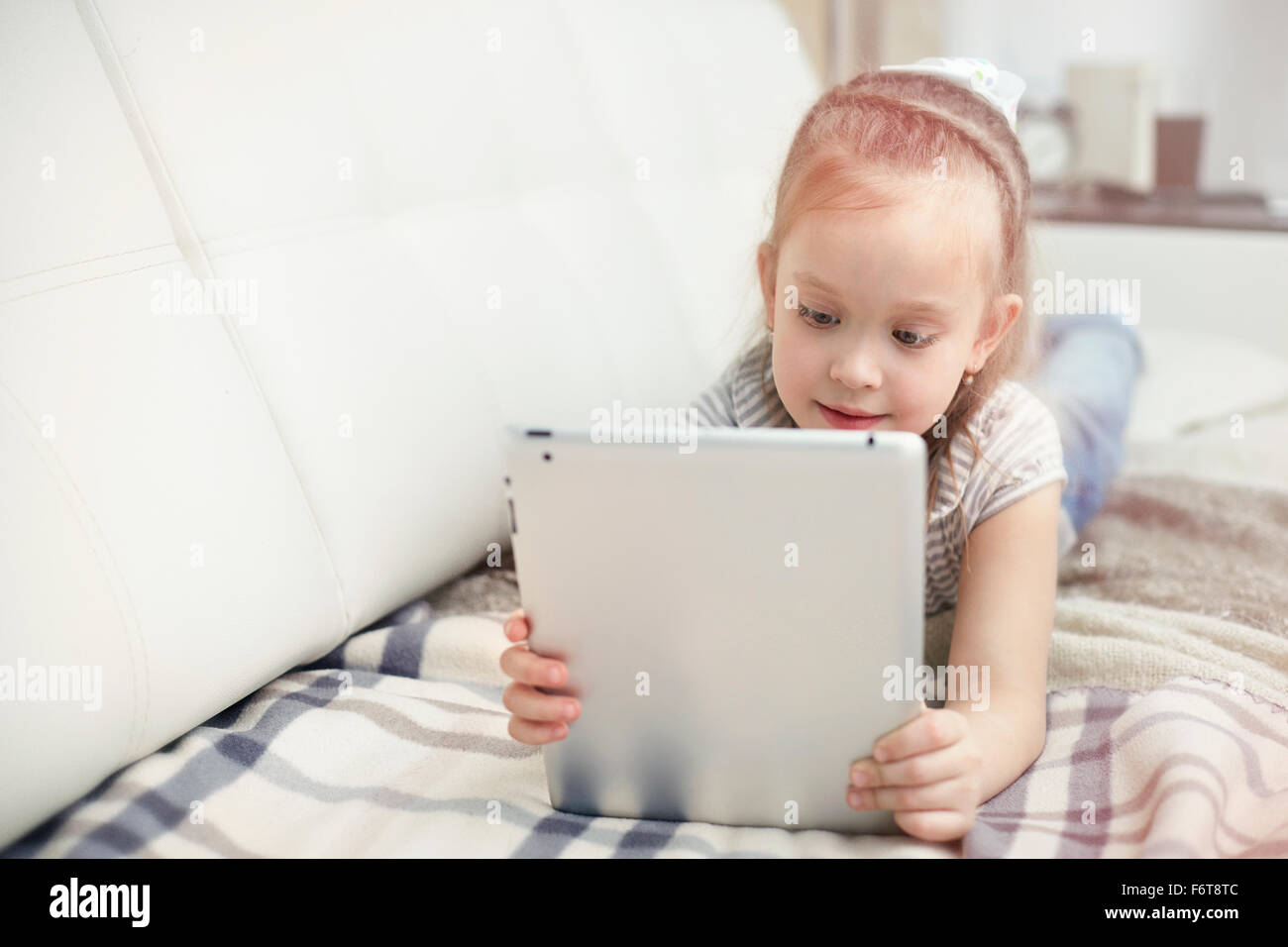 Kaukasische Mädchen mit digital-Tablette Stockfoto