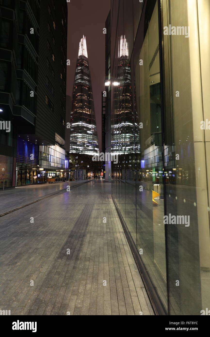 Reflexion der Shard in der Fußgängerzone von Fenster, Konzept gespiegelt/skyscraper Stockfoto
