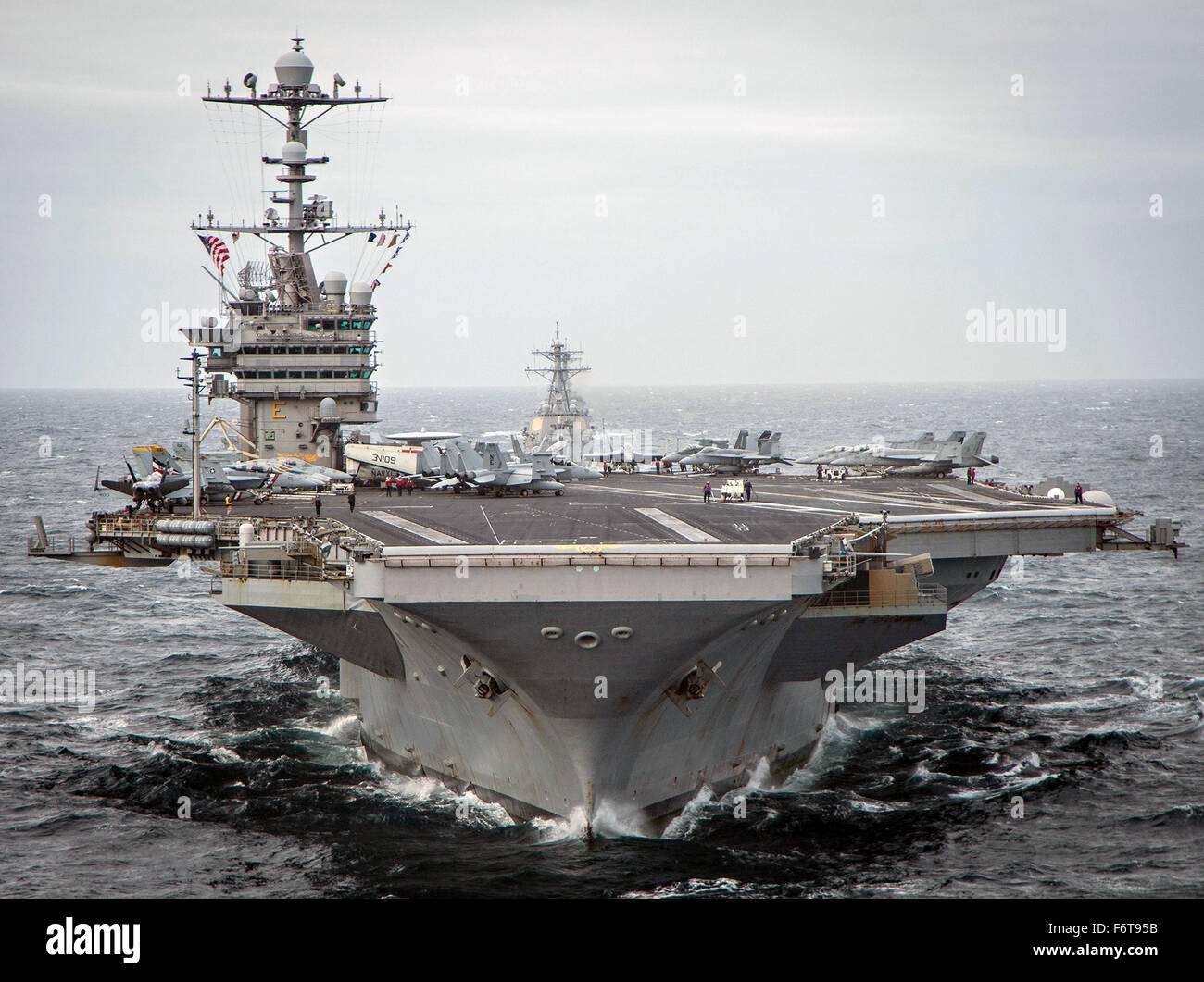 US Navy Nimitz-Klasse-Flugzeugträger USS George Washington führt eine Formation von Schiffen während der Übung UNITAS 2015 am 17. November 2015 ab der Küste Argentiniens. Stockfoto