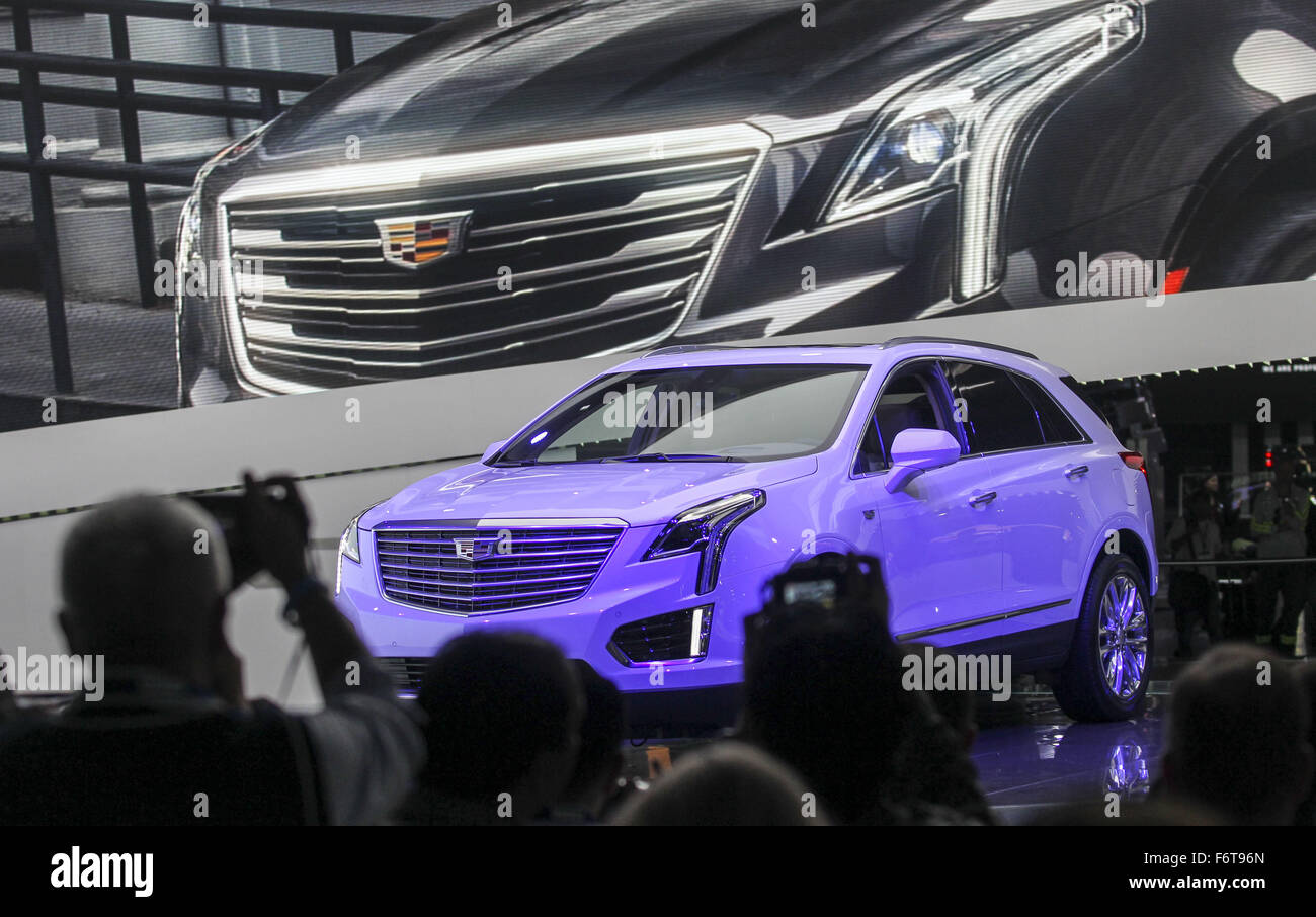 Los Angeles, Kalifornien, USA. 19. November 2015. 19. November 2015 ist der neue Cadillac XT5 mittelgroße Luxus SUV auf der Los Angeles Auto Show in Los Angeles, Kalifornien, 2015 vorgestellt. Bildnachweis: Ringo Chiu/ZUMA Draht/Alamy Live-Nachrichten Stockfoto