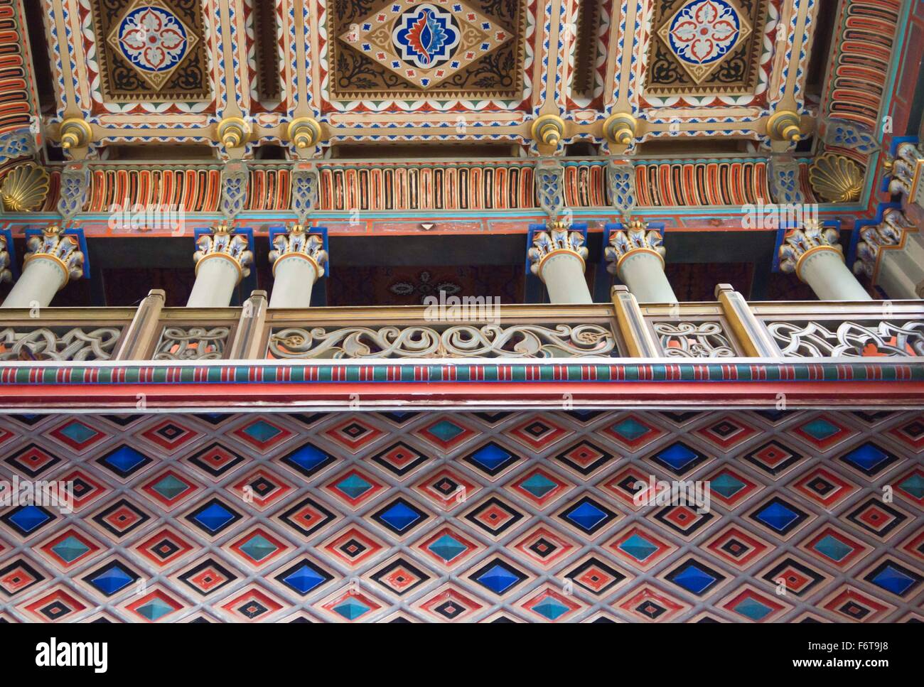 Reggello, Italien - 2. Mai 2015: Die schöne Decke am Eingang des sammezzano Schloss in der Toskana, Italien, typisch für orientalis Stockfoto