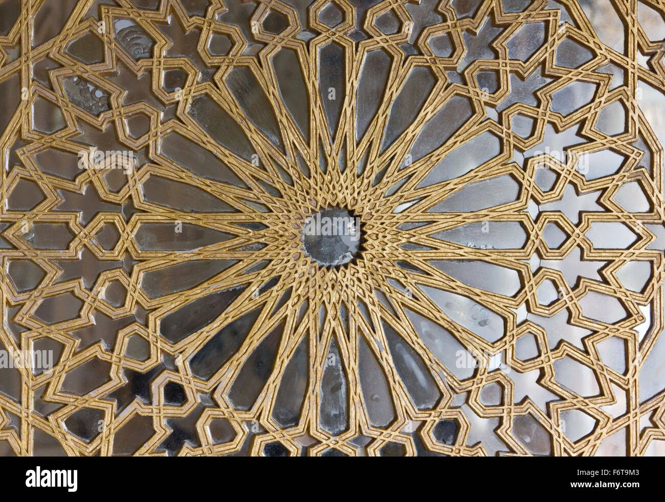 REGGELLO, Italien - 2. Mai 2015: Gold Rosenfenster Detail im Sammezzano Schloss in Italien Stockfoto