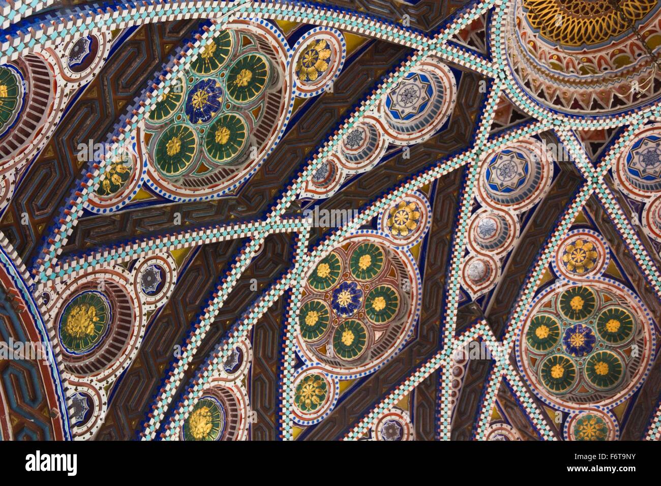 REGGELLO, Italien - 2. Mai 2015: Nahaufnahme Detail von der Decke des Raumes, Octagon in Sammezzano Burg in Italien Stockfoto