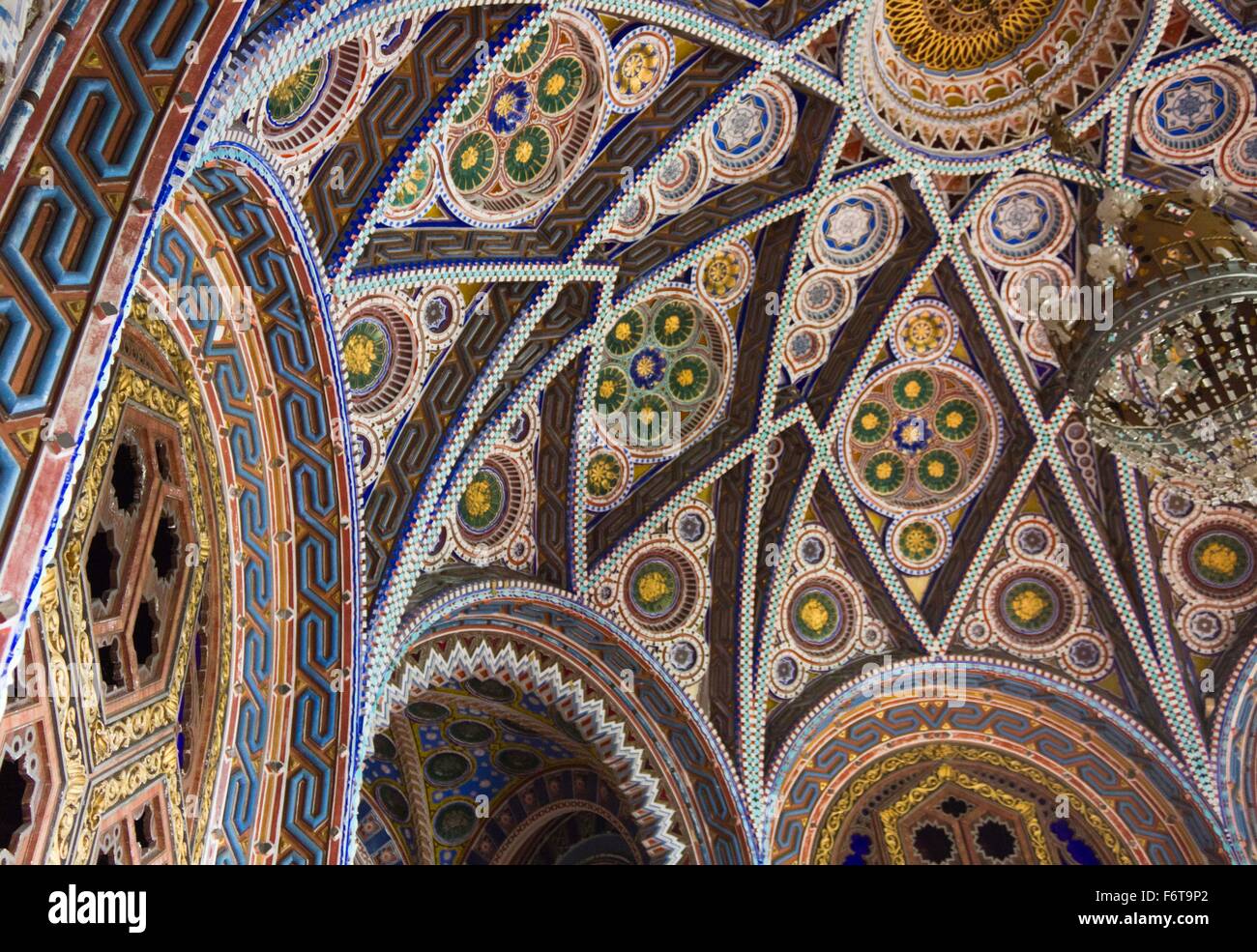 REGGELLO, Italien - 2. Mai 2015: Nahaufnahme Detail von der Decke des Raumes, Octagon in Sammezzano Burg in Italien Stockfoto