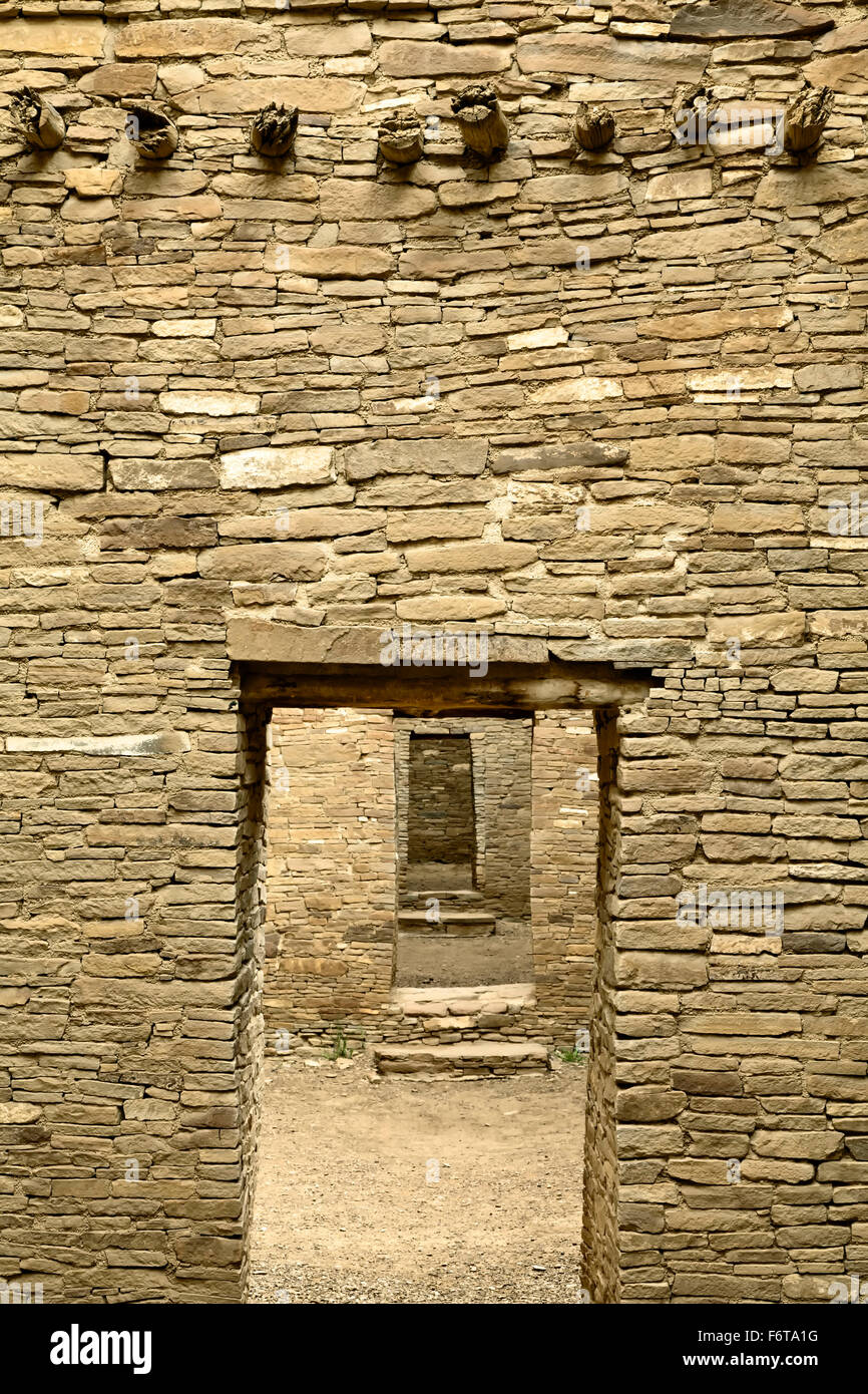 Türen und Vigas, Pueblo Bonito, Chaco Culture National Historical Park, New-Mexico USA Stockfoto