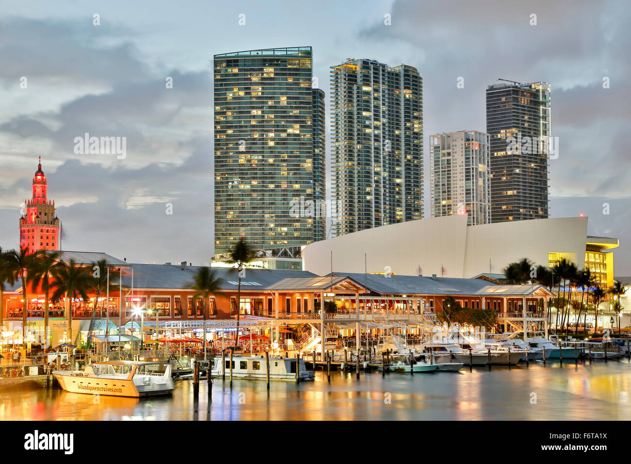 Marina am Bayfront Marketplace und Wolkenkratzer, Miami, Florida USA Stockfoto