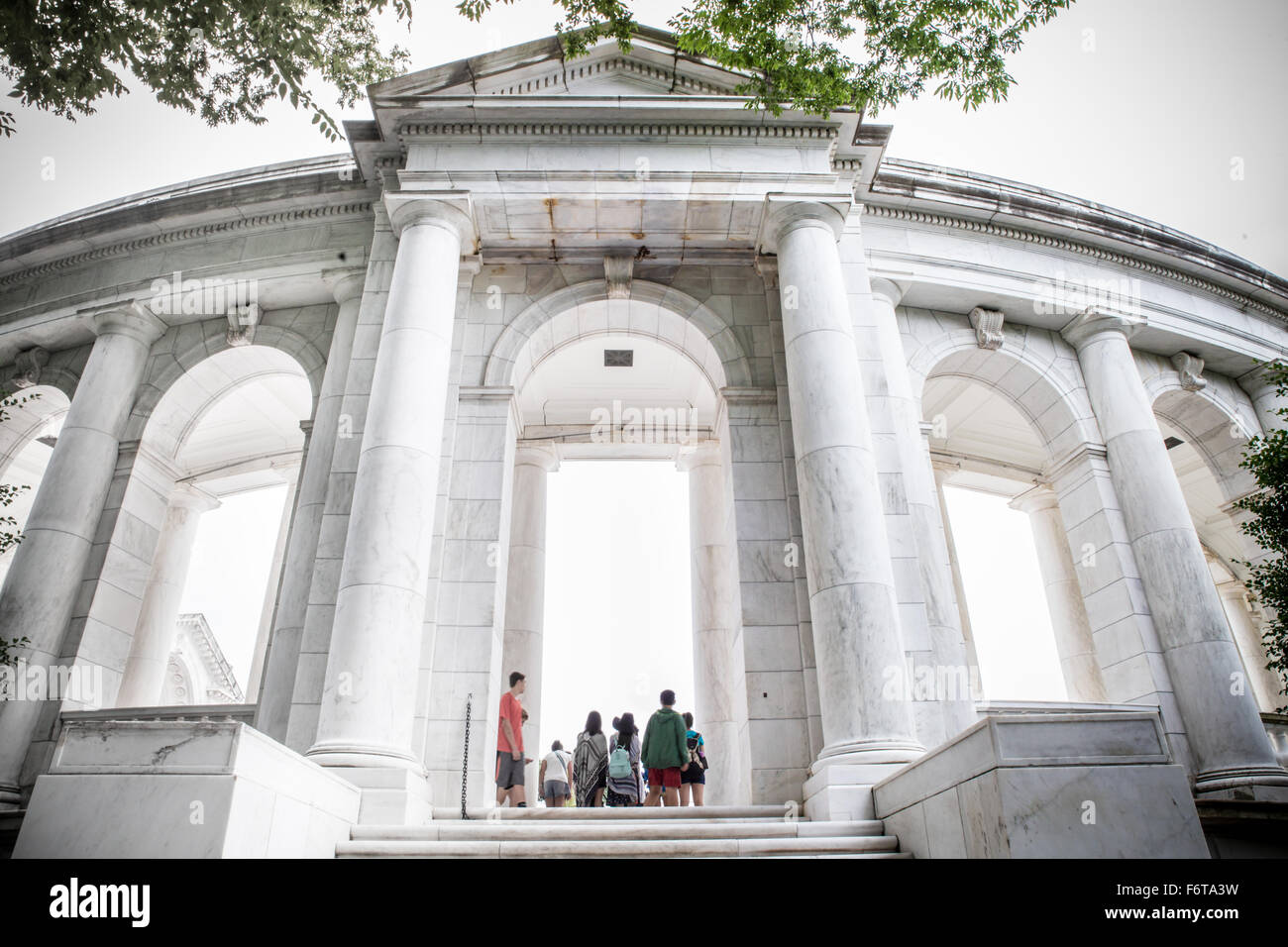 Hier abgebildet ist ein Blick auf das Memorial Amphitheater auf dem Arlington National Cemetery mit Menschen sichtbar, Stockfoto