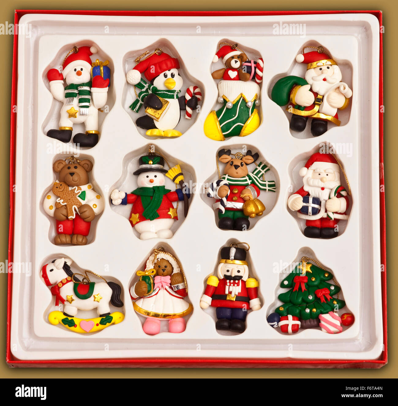 Zwölf Ornamente bereit für ein weiteres Jahr Weihnachten ausgepackt werden. Die Ornamente sind Themen für Kinder in ihrer Einfachheit. Stockfoto