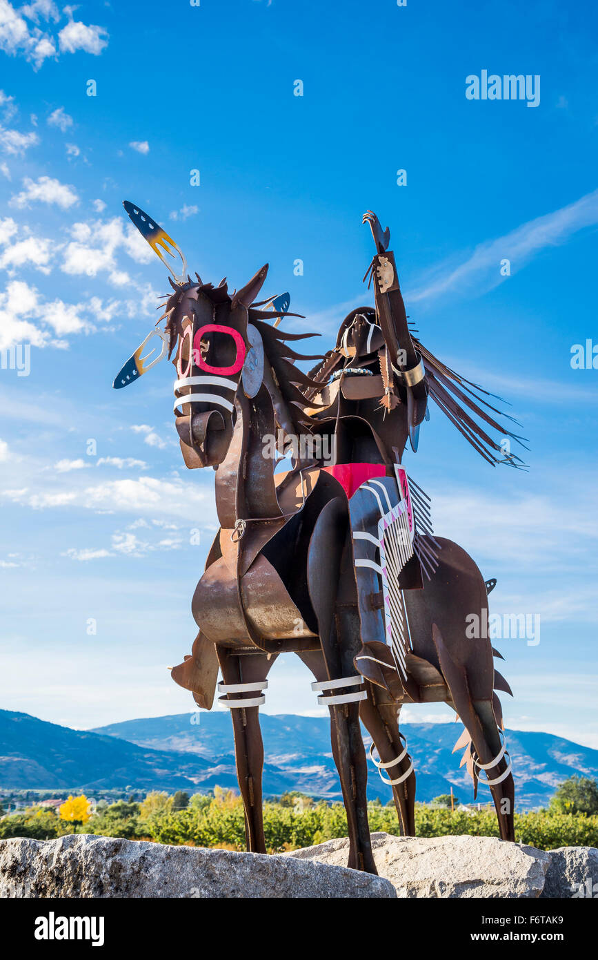 Erste Nationen Indian chief auf dem Pferderücken, MIP Resort, Okanagan Valley, Osoyoos, Britisch-Kolumbien Kanada Stockfoto
