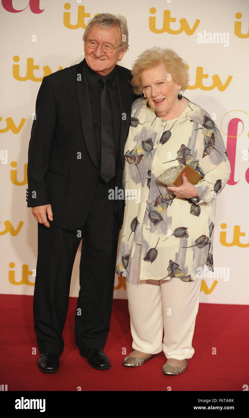 London, UK. 19. November 2015. Denise Robertson besucht die ITV-Gala in London Palladium. Bildnachweis: Ferdaus Shamim/ZUMA Draht/Alamy Live-Nachrichten Stockfoto