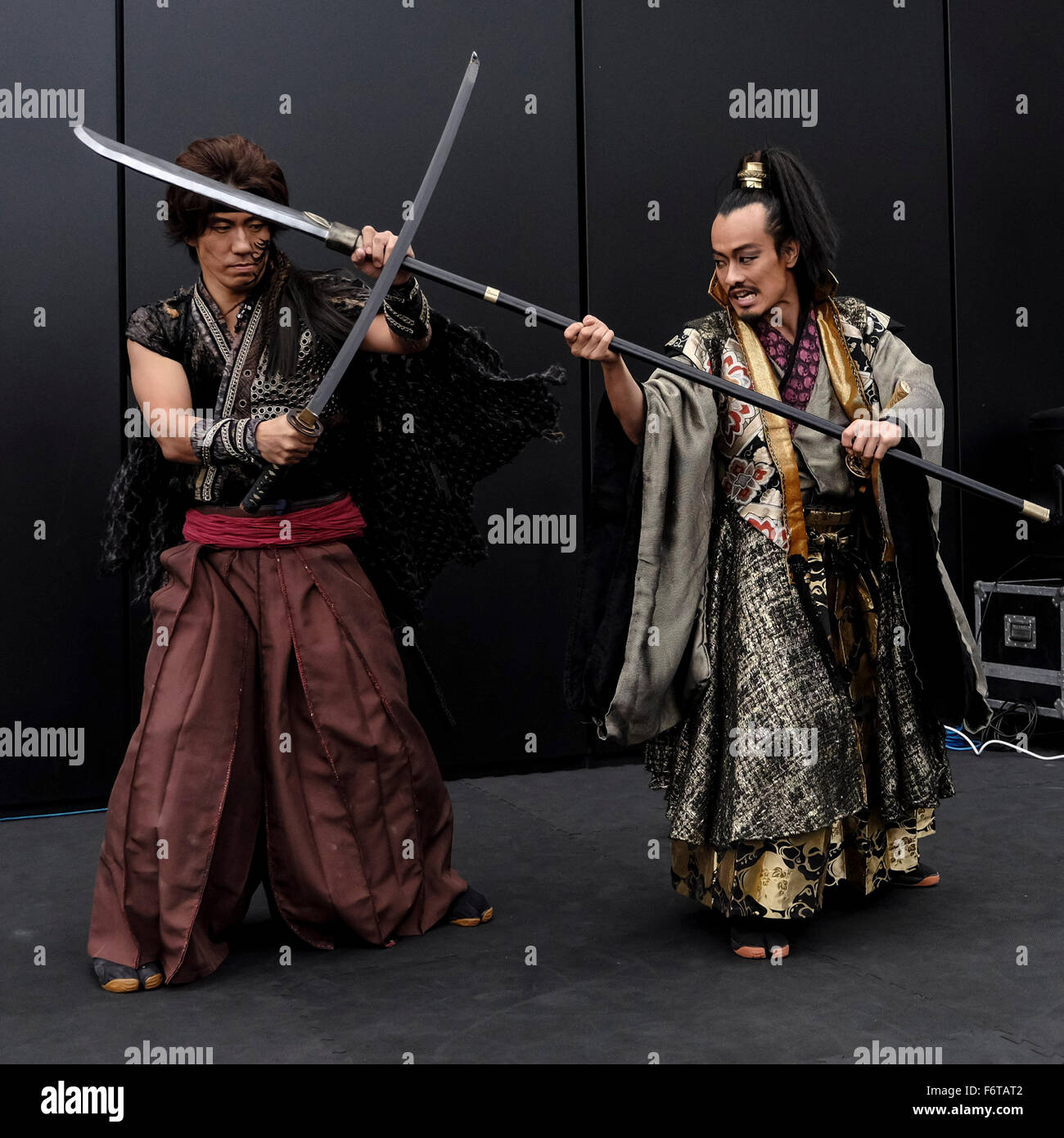 Fototermin: Der japanische Theatre Company 30-DELUX vorhanden eine Samurai-Schwertkampf-Szene aus ihrer Show KULI-KALA: REVENGE OF THE SAMURAI auf 19.11.2015 Crossrail Dachgärten, Canary Wharf, London. Rache der Samurai ist eine actiongeladene Geschichte von Mord, Rache und Magie mit Samurai-Schwertkampf, live-Musik und Gesang und eine Geschichte von Mord und Rache, die im Stratford Circus am 24. November eröffnet und läuft bis 28. November... Bild von Julie Edwards Stockfoto