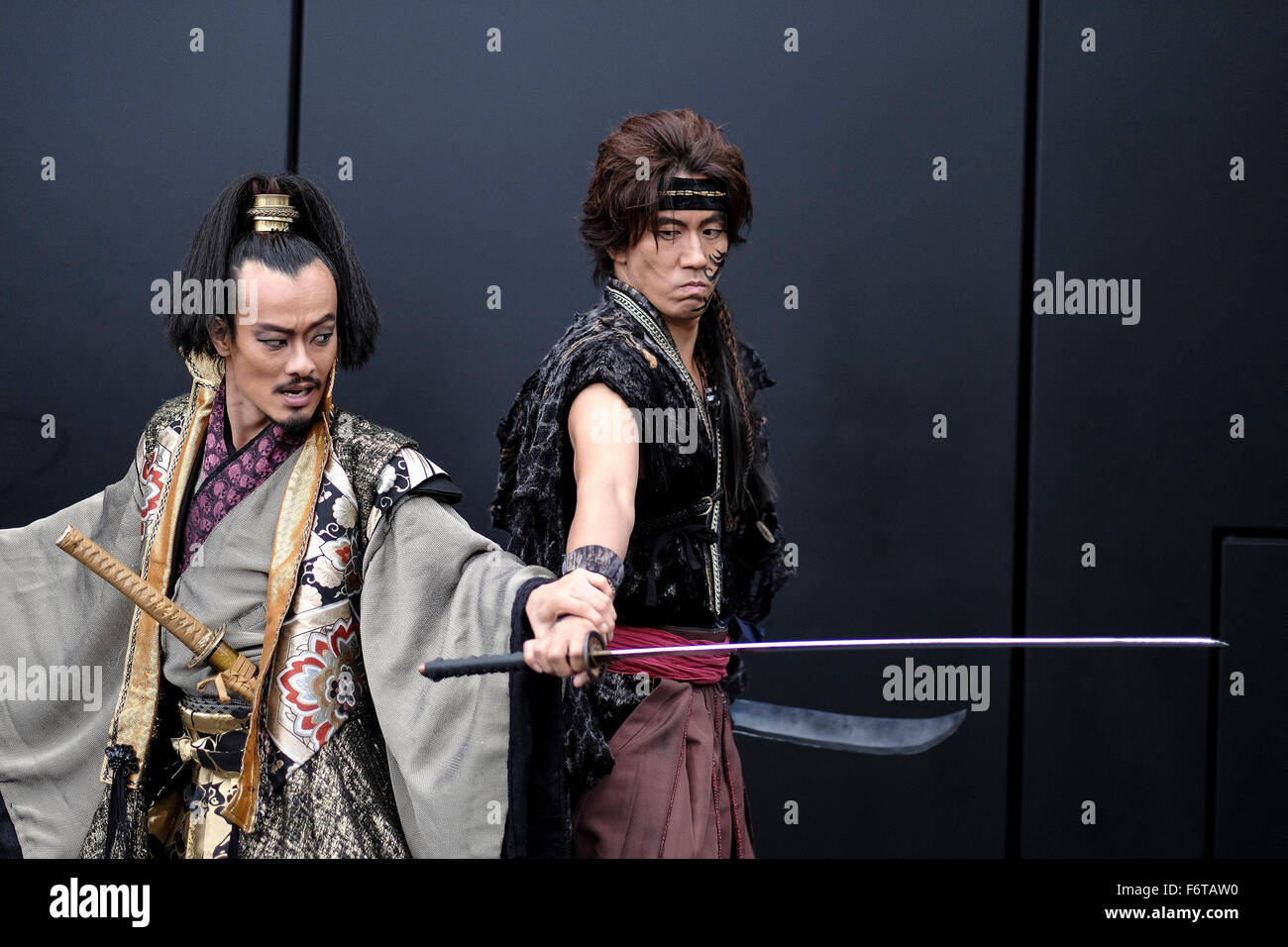 Fototermin: Der japanische Theatre Company 30-DELUX vorhanden eine Samurai-Schwertkampf-Szene aus ihrer Show KULI-KALA: REVENGE OF THE SAMURAI auf 19.11.2015 Crossrail Dachgärten, Canary Wharf, London. Rache der Samurai ist eine actiongeladene Geschichte von Mord, Rache und Magie mit Samurai-Schwertkampf, live-Musik und Gesang und eine Geschichte von Mord und Rache, die im Stratford Circus am 24. November eröffnet und läuft bis 28. November... Bild von Julie Edwards Stockfoto