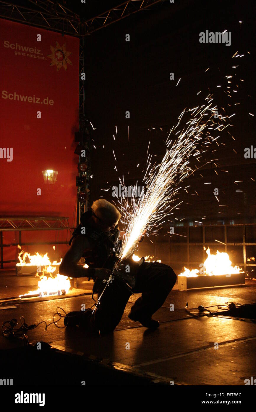 Mann spielt Gitarre mit einem Winkelschleifer auffällig hohen Iso und Bewegung Unschärfe Stockfoto