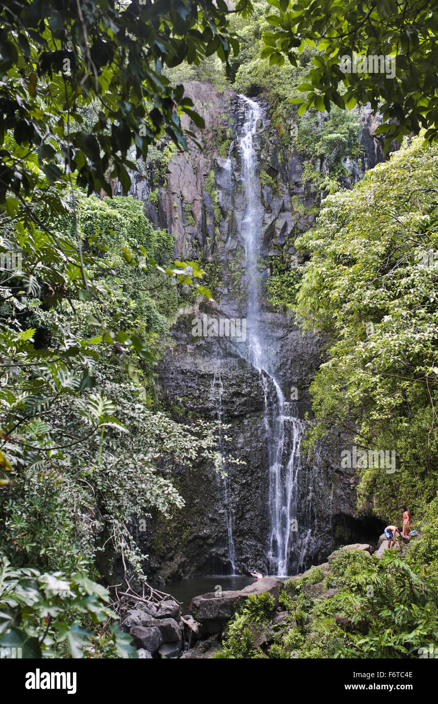 Hana, Hawaii, USA. 3. November 2015. Wailua Falls auf dem Hana-Highway in Hana, Hawaii. © Nicolaus Czarnecki/ZUMA Draht/Alamy Live-Nachrichten Stockfoto