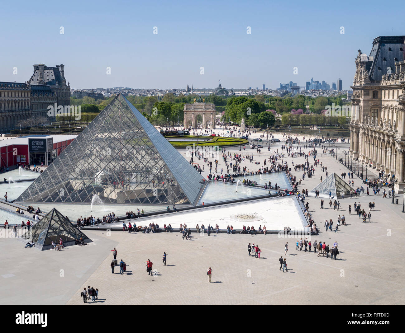 Louvre-Pyramide und Paris über. Die große Glaspyramide im Innenhof des Louvre-Palast mit Fräsen Touristen & Stadtbild Stockfoto