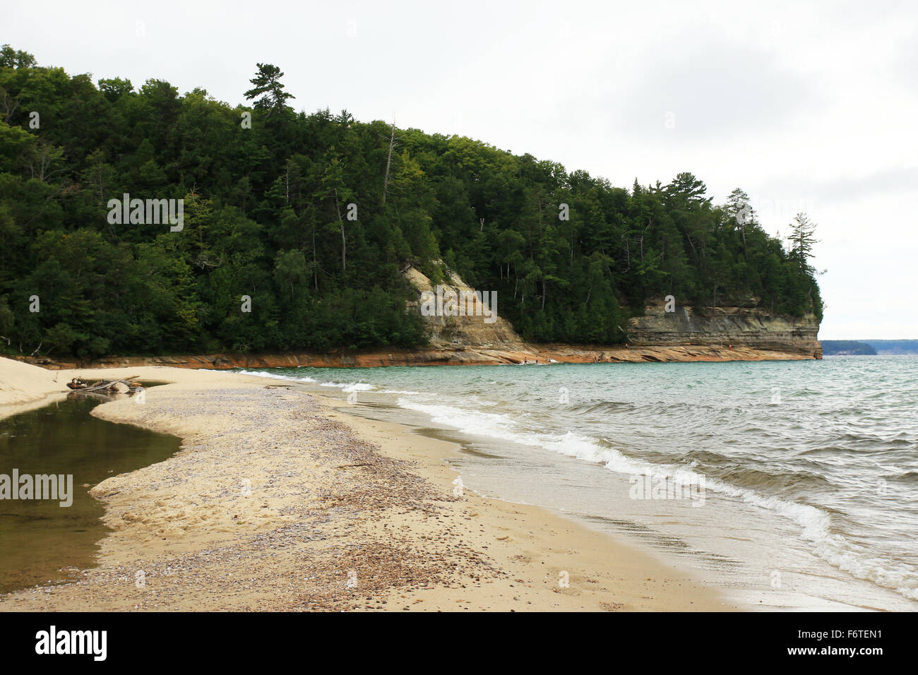 Schönen Seeufer aus der Kapelle Strand des Lake Superior in Bild Rocks National Lakeshore, Michigan Stockfoto